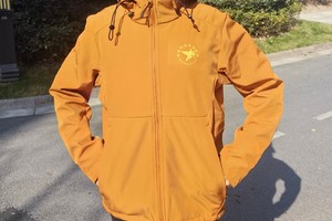 软壳衣(保暖、舒适、透气、防拨水）10°以下或小雨天气跑步