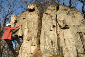 小猪石登山赏冰凌花一日游