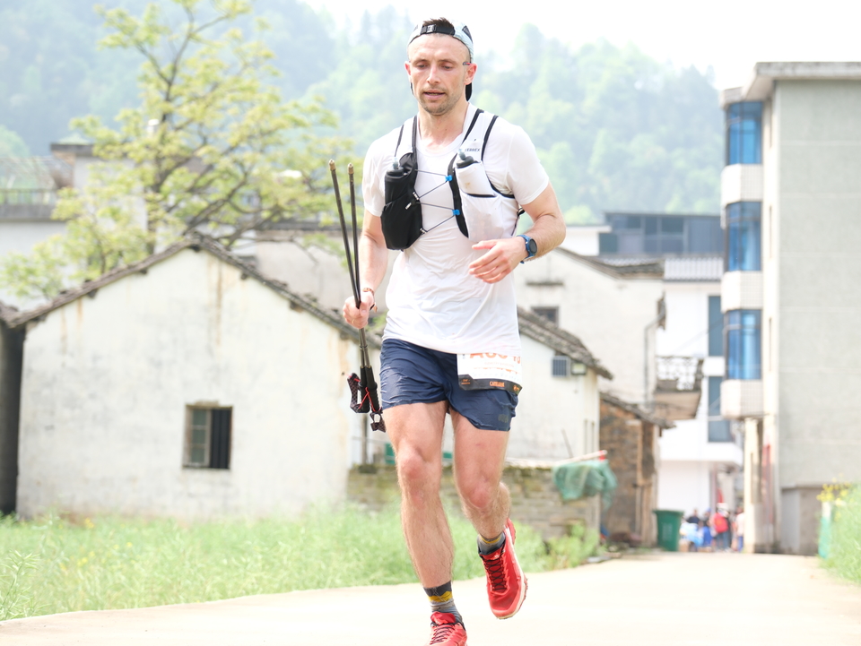 白墙黑瓦3-男-外国