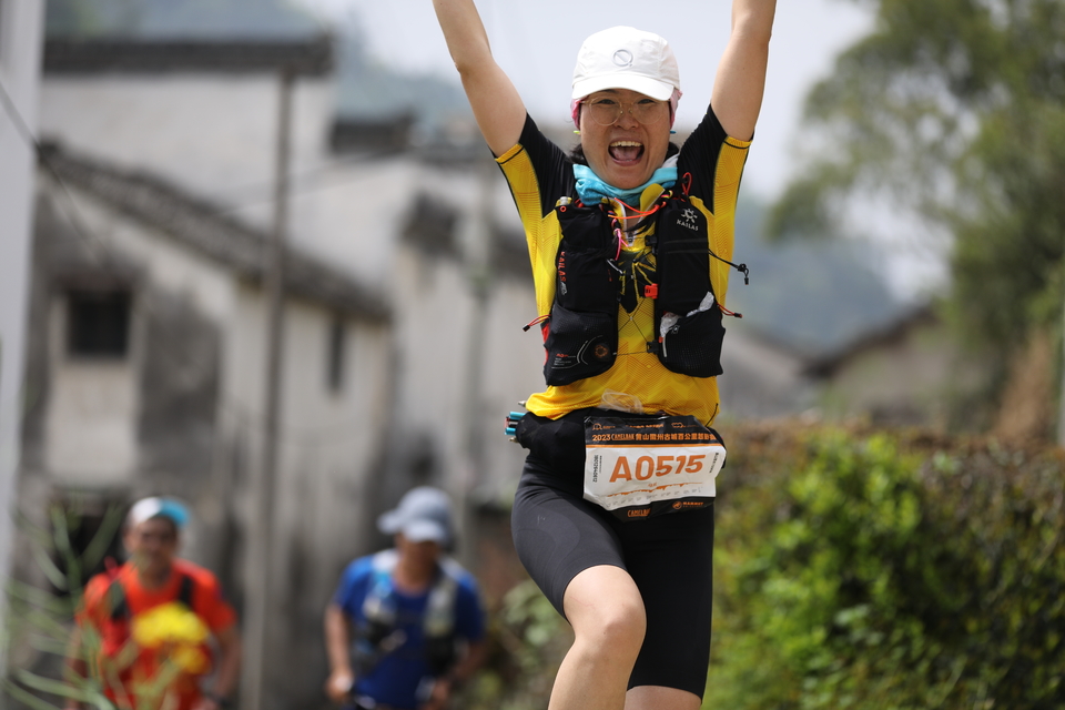 房+巷+矮墙9-女-跳跃