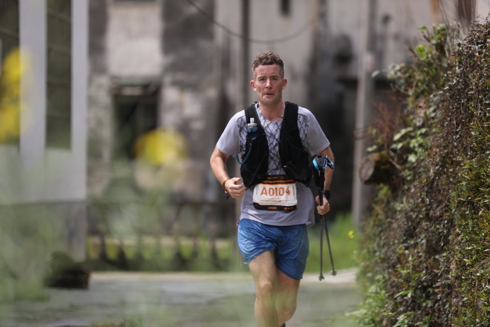 房+巷+矮墙-男-外籍