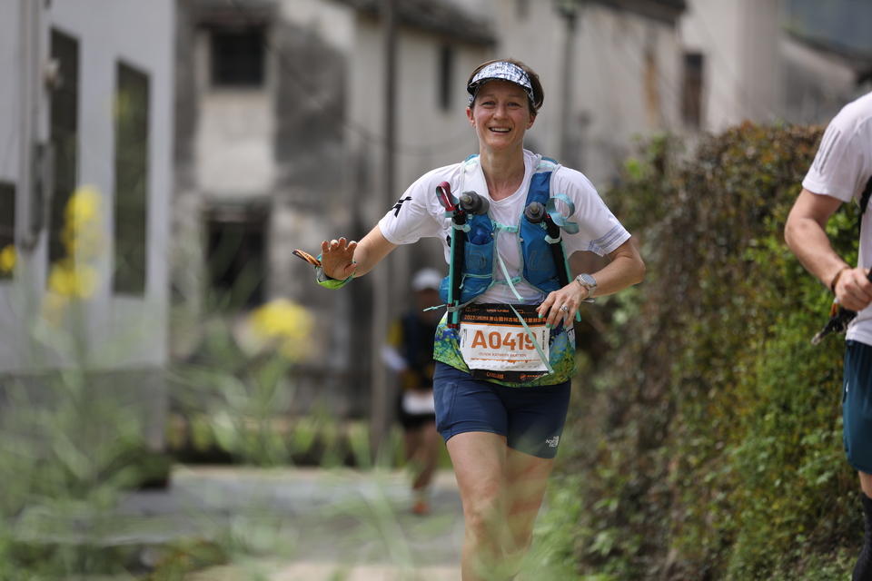 房+巷+矮墙-女-外籍