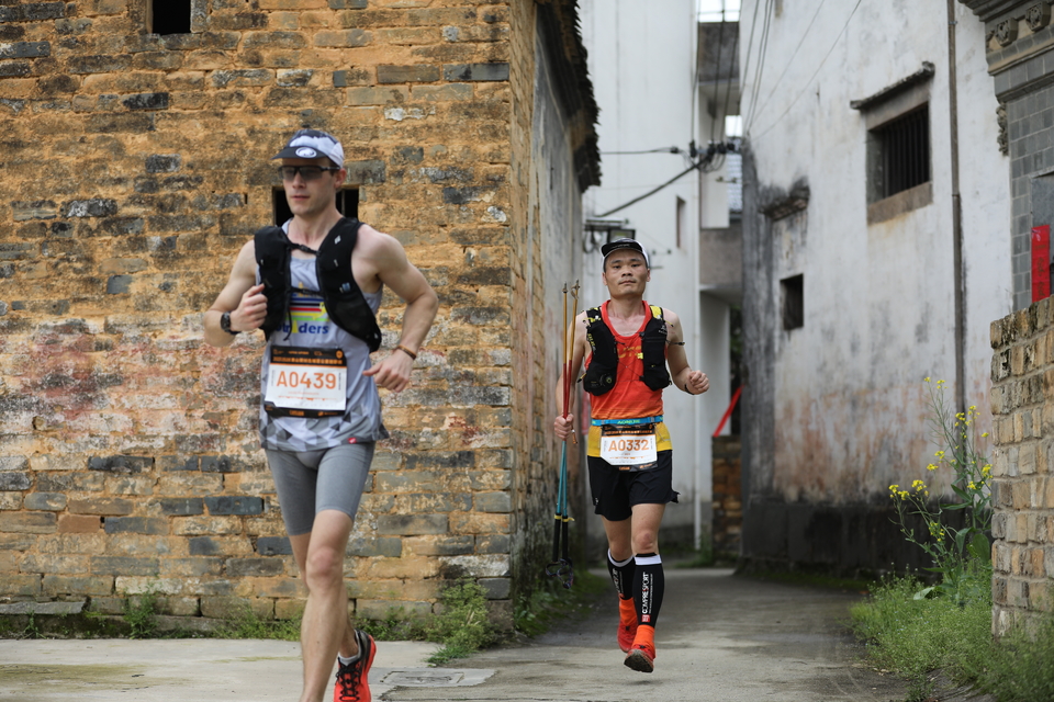 巷+黄色房子1-男2-中外各1