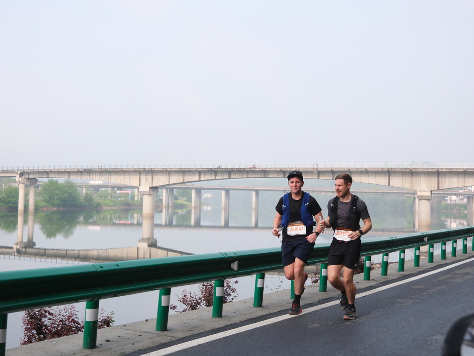 新安江桥1-男-外国