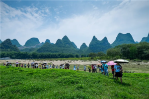 每周五晚出发【桂林漓江18公里徒步2天2夜】轻装徒步漓江，登老寨山，阳朔遇龙河骑行，逛西街