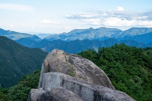 【10.5-10.6国庆专属】安徽宣城·两天一夜轻徒步｜探秘皖南秘境：萤石寻宝+农家繁星+饭甑尖云海