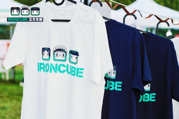 经典款铁小方成人T恤