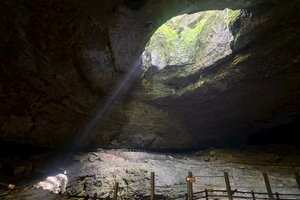 五一营】26.5.1-5.3 | 曾家山地质冒险奇旅 探秘天坑、地裂谷 深入野生溶洞  全程解码穿越亿万年的地质奇观