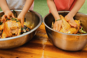 小小树节气生活 | 10.20自然里的食育体验课，竹林玩耍、挖藕、做荷叶叫花鸡与莲藕饭，体验玩耍中学习的快乐