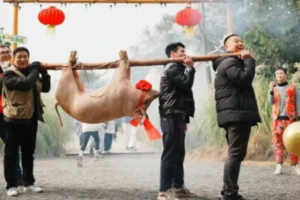 小小树| 1.19回村开席 杀猪村宴 腌腊肉 灌腊肠 在乡村寻找逝去的年味