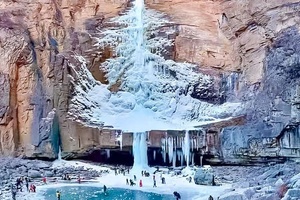 【天行•元旦•太行冰雪】惊世圣诞树冰瀑の太行山冰雪奇缘-冰蘑菇洞-太行大峡谷-桃花谷-阱底挂壁