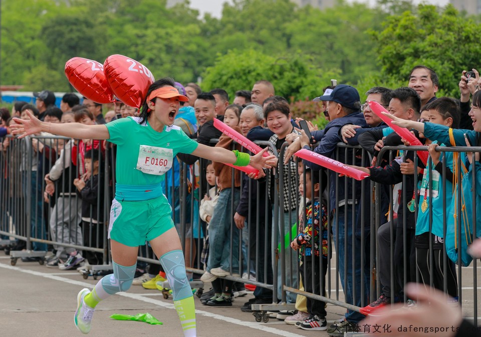 慈溪半程马拉松鸣枪开跑 陈旭敏