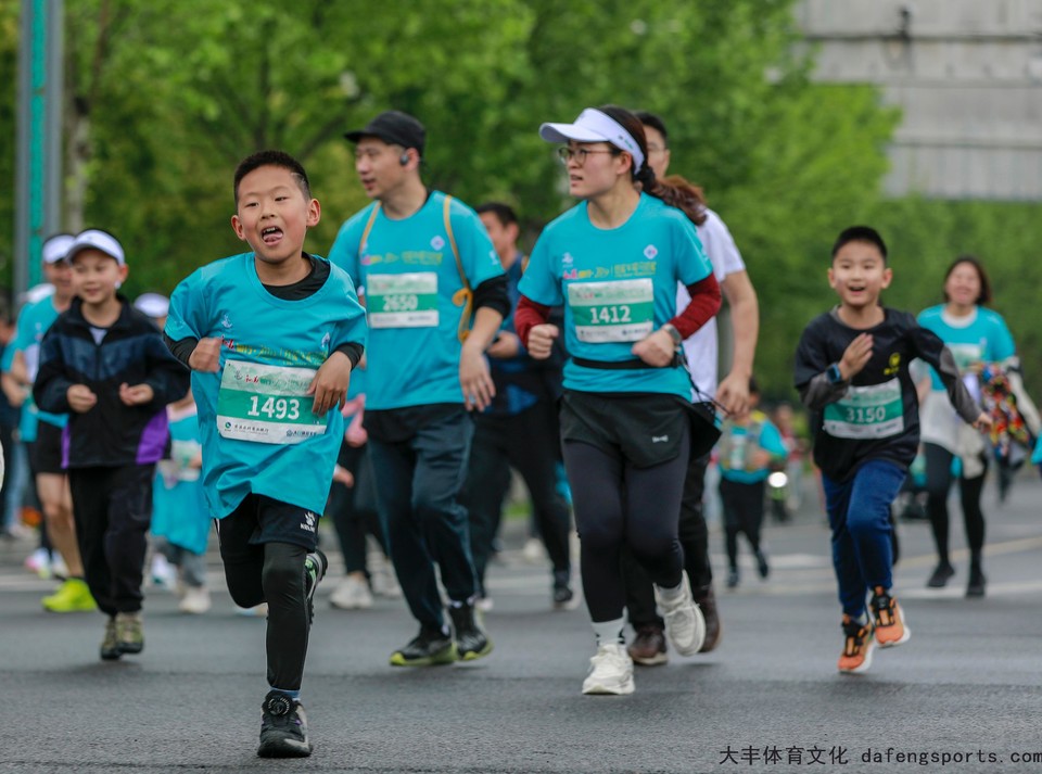 慈溪半程马拉松鸣枪开跑 陈旭敏