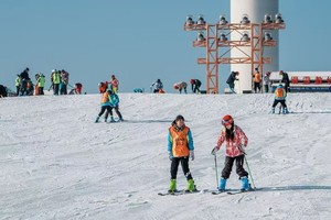 【百里荒 滑雪温泉2日游】12.21-22湖北滑雪性价比之王！畅玩高山雪场，泡湖畔真温泉，赏草原雪景，住景区壁暖酒店！