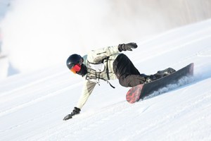 【秭归屈原 不限时双滑2日游】全新雪场，装备新、雪道长、雪景美；一次畅滑8h以上，还有萌萌企鹅伴你滑雪，还可夜游屈原古镇