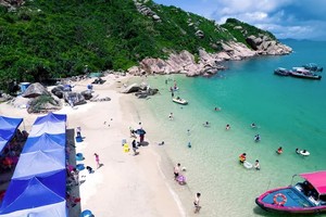 每周六出发【盐洲岛+情人湾2天】未开发小岛情人湾浮潜，海上划桨板，盐洲岛滩涂赶海，彩石滩旅拍，住准四海景公寓