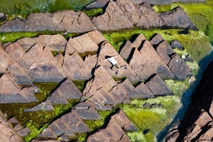 深圳口岸出发【香港东平洲徒步】走进被誉为现实版的“千里江山图”，漫步香港大鹏湾