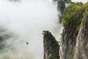 【5天| 恩施秘境】中国十大经典徒步线路：地缝天坑、土苗山寨、隐匿千年