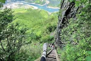特价1580元4.8-12重庆天花板徒步5日！重庆半山崖线，华容险道，乌江龙脊，南川笋人天梯｜已成行·报名中