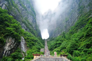 高铁往返【清明张家界3天】长沙、天门山国家森林公园、张家界大峡谷玻璃桥。报名付定金