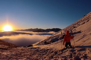 每天发【雪山徒步II扎纳谷】2日游  离成都最近的技术性雪山，登顶5055米.