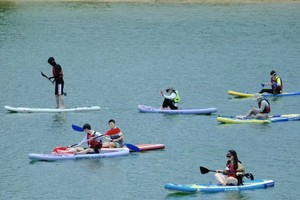 国庆假期10月2日【水上芭蕾-万绿湖桨板】万绿湖桨板Sup趣味玩水，参观农夫山泉生产基地，一起解暑炎热秋老虎