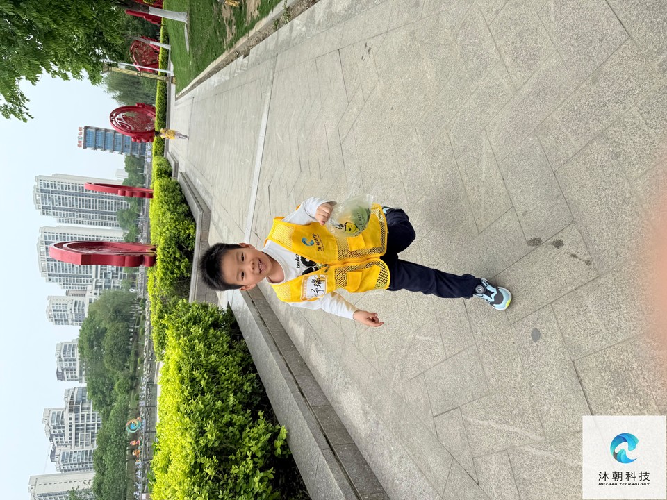 快乐的在自然里奔跑的孩子