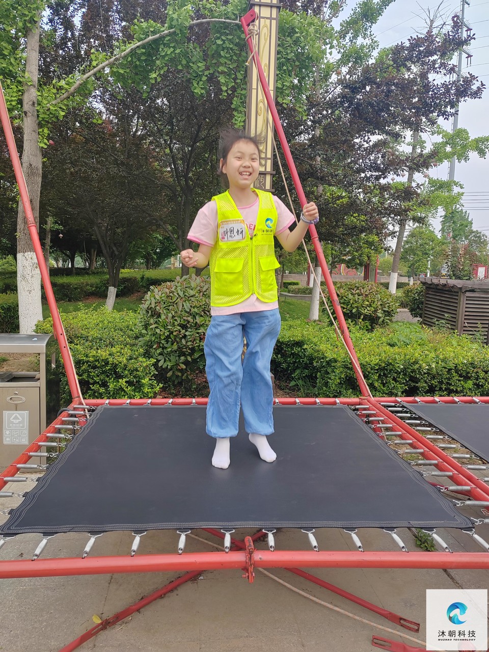 孩子说：免费的蹦床就是香