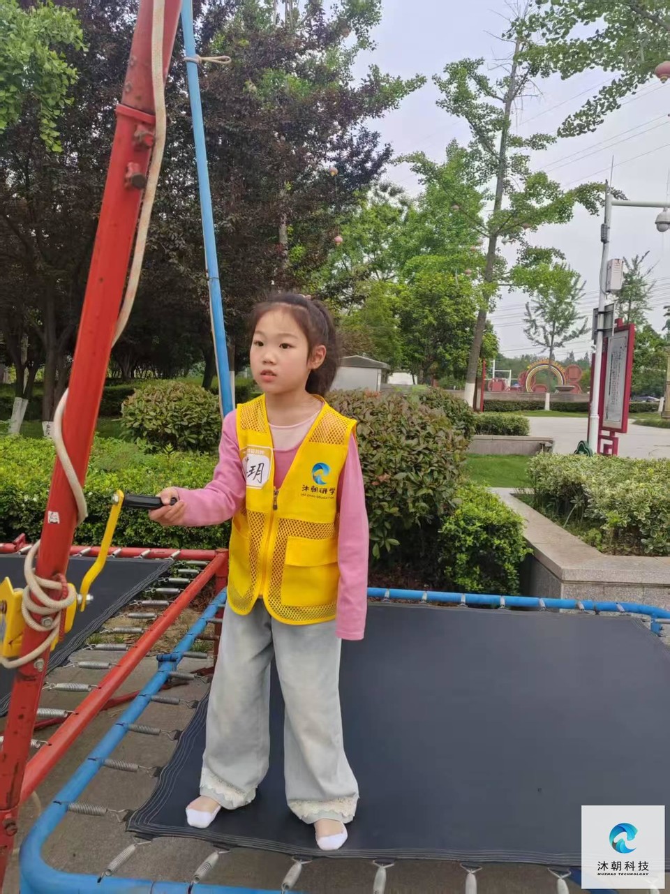 在研究蹦床设施的孩子