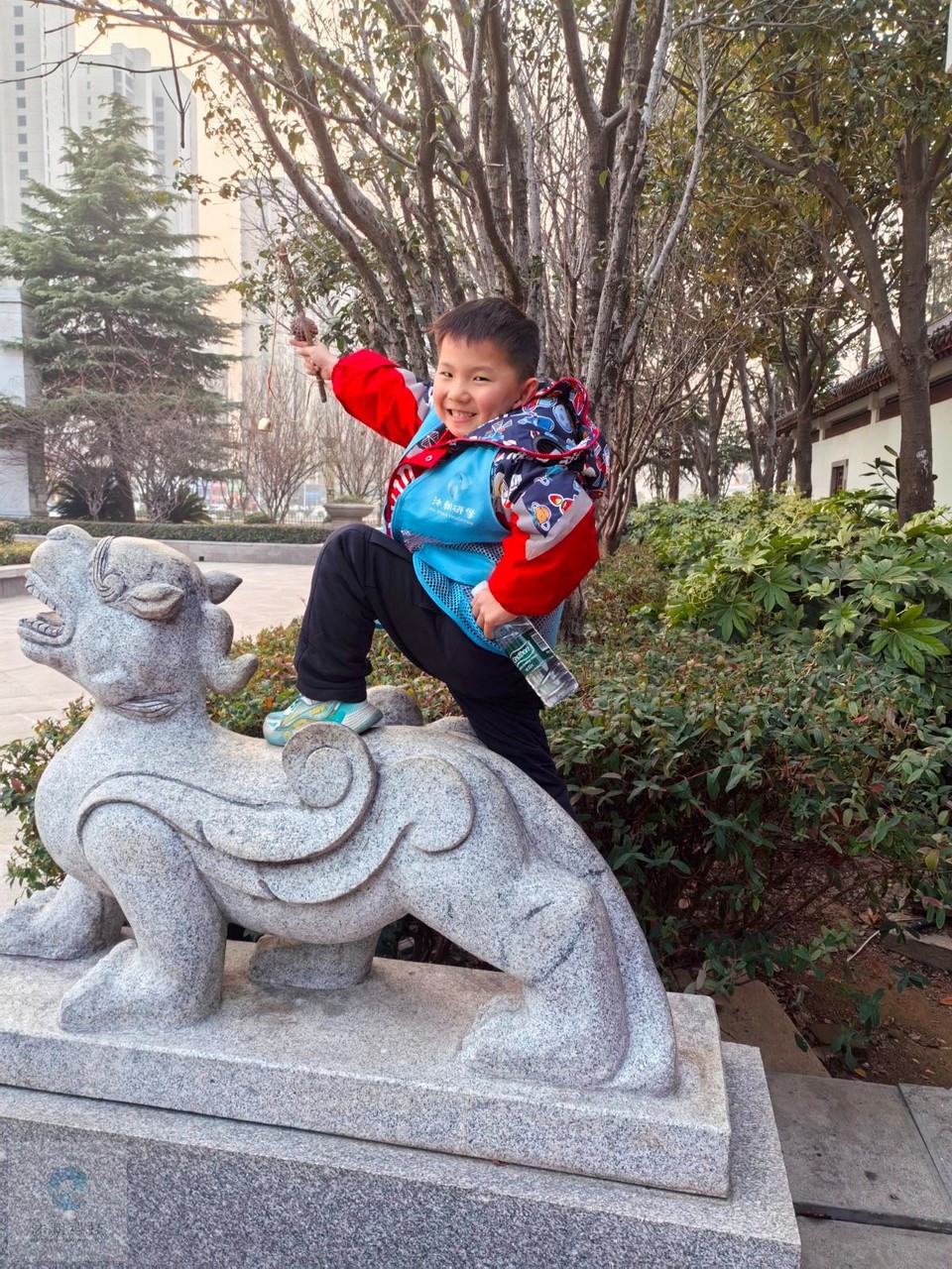 李怡东主动站上去摆姿势啦