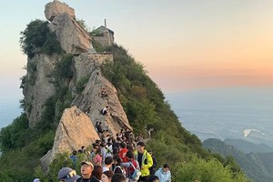 嘉午台万山之王欣赏小华山绝美云海