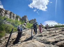 【【亲子户外】4月4日（清明假）嵩山大峡谷 轻徒步|攀岩壁|观石林，触摸“五世同堂”的嵩山史诗，共赴一场溪流与奇石的成长