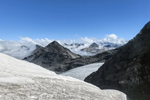 乌库楚5526米攀登