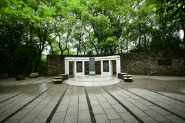 会龙山公园何凤山墓（李建斌 摄）