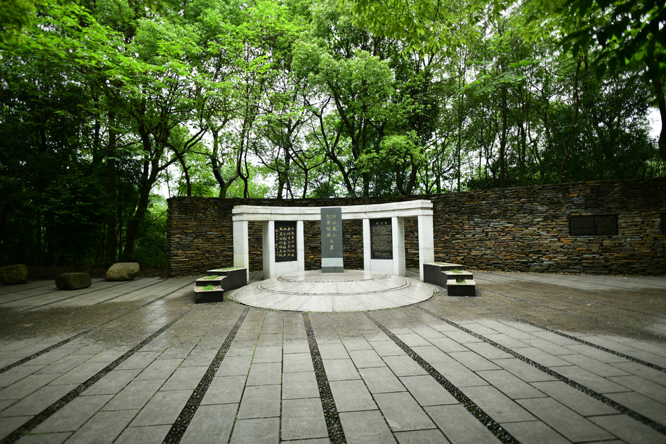 会龙山公园何凤山墓（李建斌 摄）