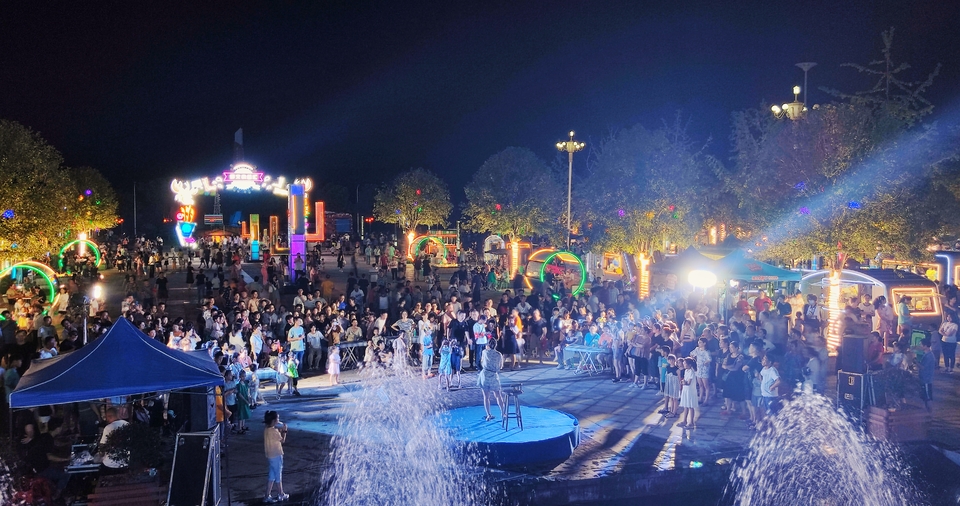 罗文夜市（蒋学军 摄）