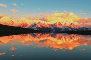 冷嘎措日照金山