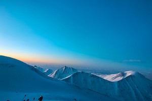岗什卡三峰| 1：2向导攀登入门级技术型雪山岗什卡三峰+七彩瀑布+门源花海，登祁连山脉东段的雪峰，提供攀登装备+车站接送