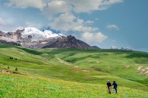 【格聂大环7日】| 轻装徒步格聂花海雪山，尽享野奢烤肉火锅，全程徒步69KM，3晚星空露营，远离城市喧嚣，拥抱最纯粹自然