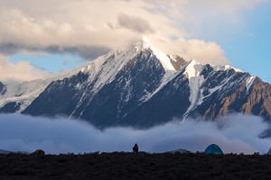 越野旅拍团【落日川西4日】| 2-4人小团——红海子、格底拉姆、黑石城、冷嘎措、塔公草原、云绕雅拉、野墨石公园、折多山