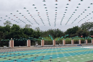 高巨创新编队无人机丨走进神秘的编队级无人机大厂，零距离体验无人机和科技编程 