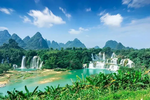 2025年11月13日-16/17日，【金秋特惠】徒步广西，打卡剑龙山-浩坤湖-天坑地心穿越-赏德天跨国瀑布-游明仕