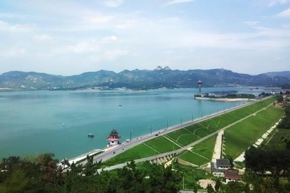 4月25日（周六）雪野湖游船戏水，小三峡徒步，午餐农家雪野鱼头粉皮炖鸡