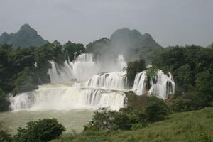 春节游【桂西南5天】德天跨国瀑布-明仕田园-河池百鸟岩-百魔洞-渠洋湖-鹅泉-柳州-南宁 纯玩精华游