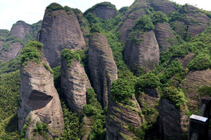 【春节假期，大美龙南2天】龙南虔心小镇+天下客家演艺+燕翼围屋+攀龙南武当山，玩转全景玻璃桥，住四星豪华酒店~