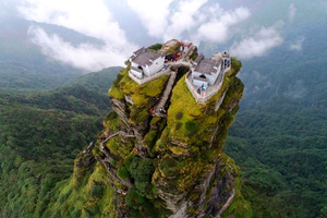 2-12人VIP团【每周五集合】高铁出发世界遗产梵净山 凤凰古城 沱江夜景 湘西风情 三天