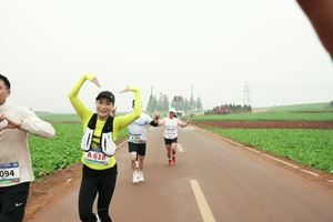 在田野中奔跑