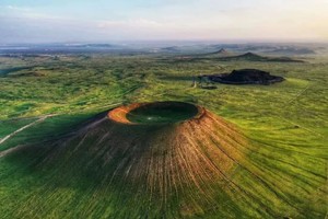 【端午假期】6.17-21 内蒙古，草原火山5日，穿越火星异世界，乌兰哈达火山，辉腾锡勒风车草原骑马滑草蒙古包，响沙湾