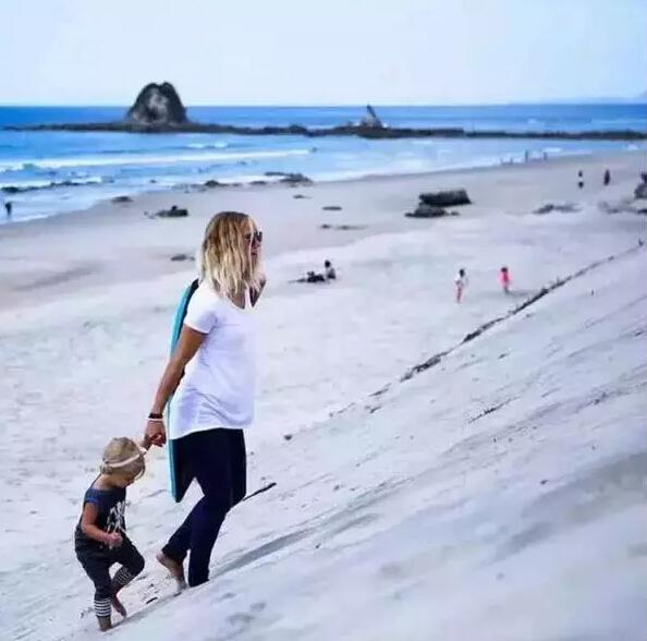 他25岁赚了3.5亿,却卖掉房子,带着妻儿全世界流浪