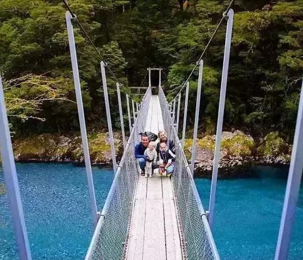 他25岁赚了3.5亿,却卖掉房子,带着妻儿全世界流浪